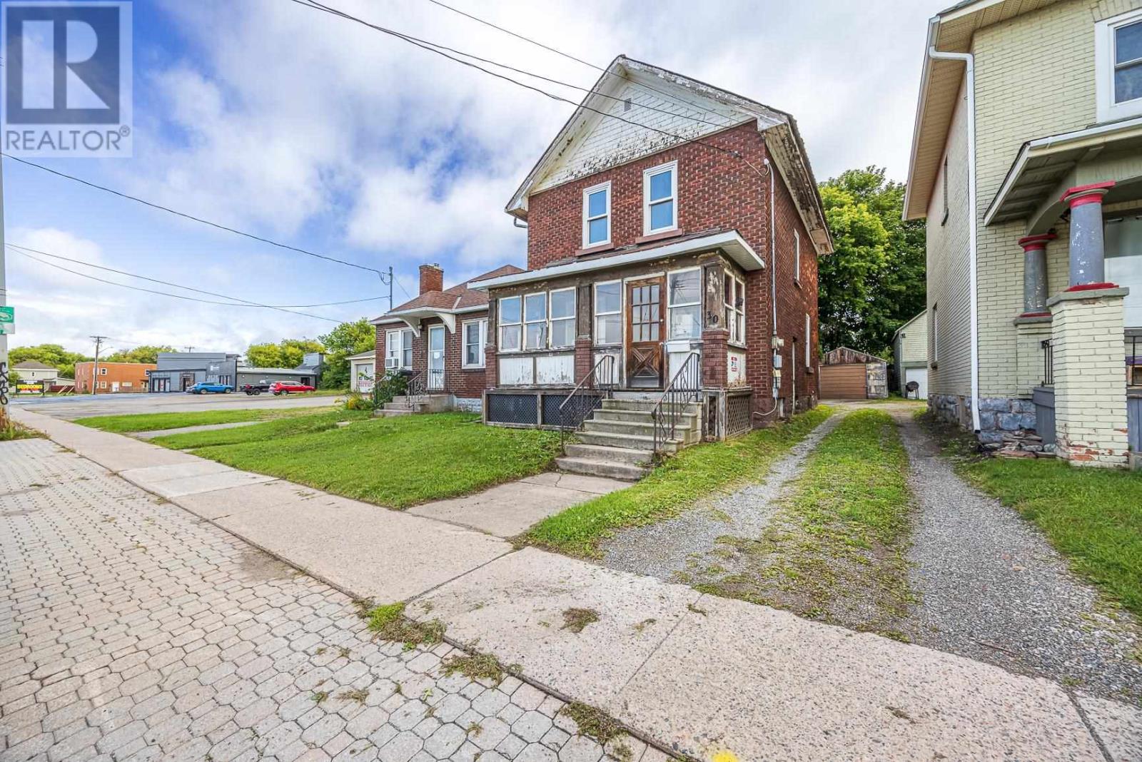 30 Wellington ST E photo 2