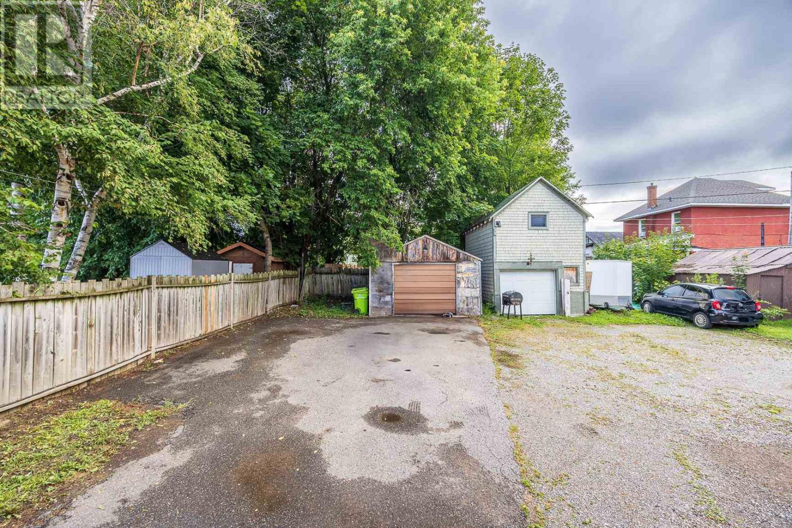 30 Wellington ST E photo 3