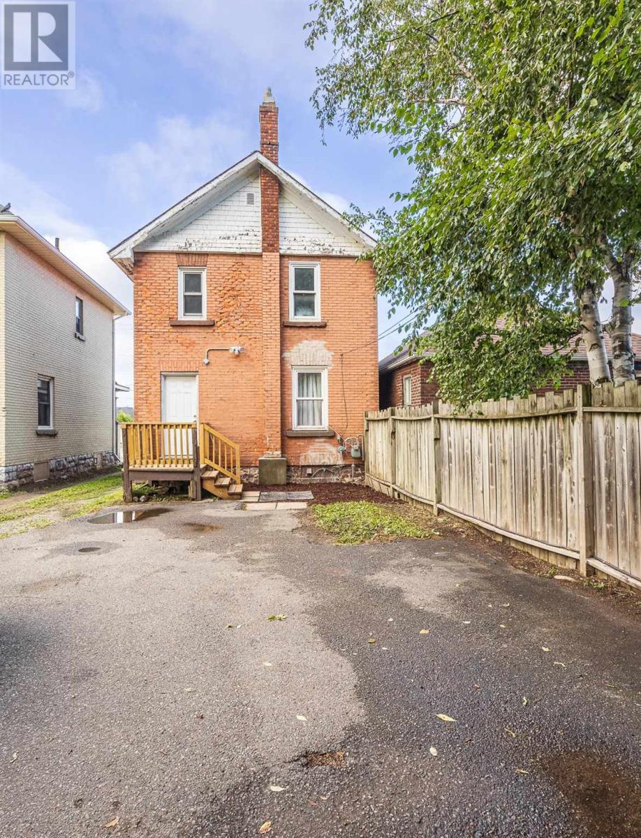 30 Wellington ST E photo 4