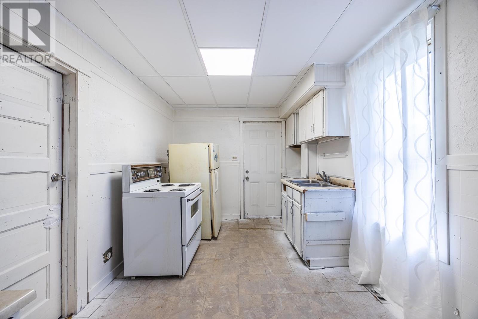 30 Wellington ST E photo 5