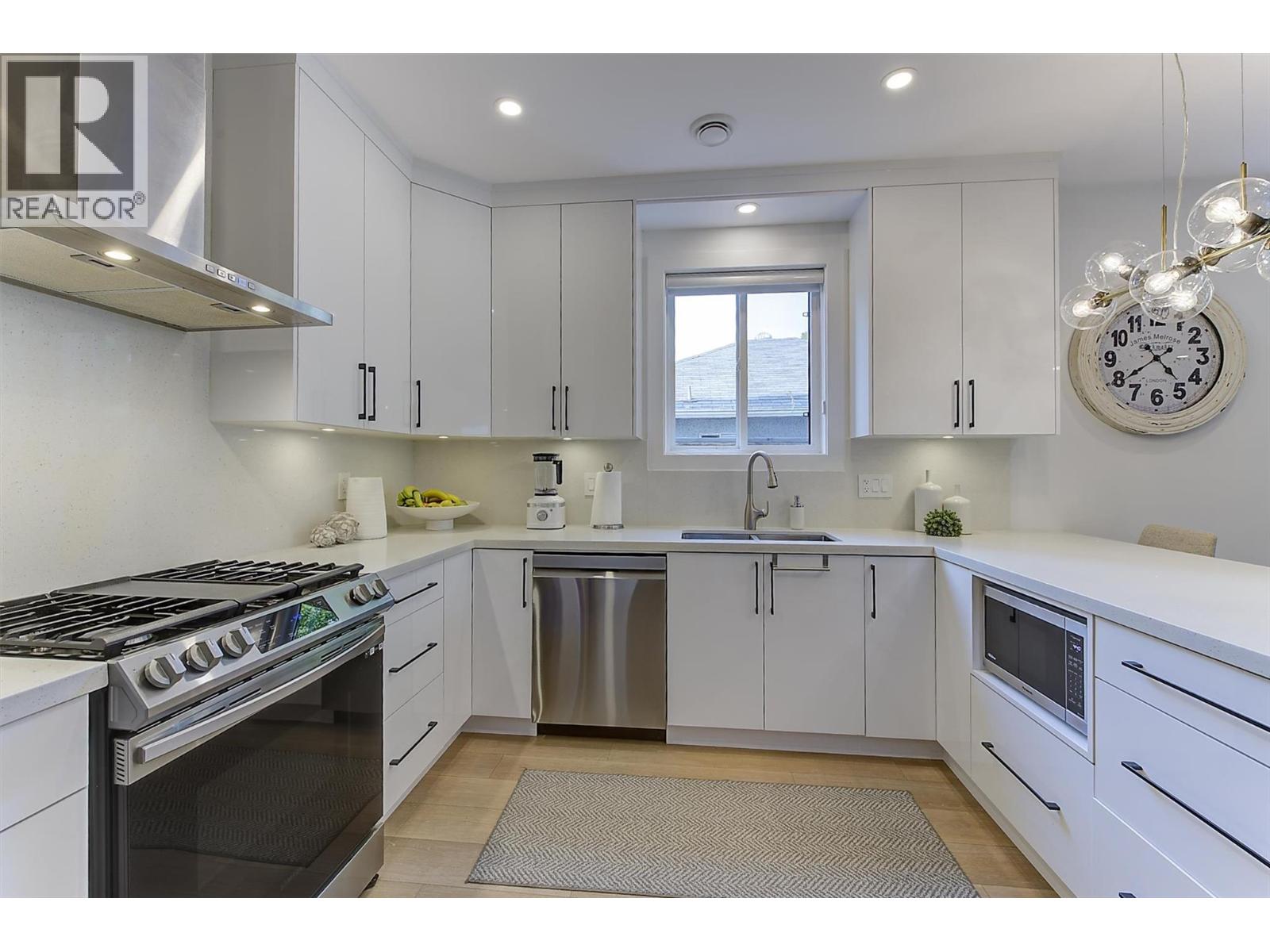 2 2274 Woodlawn Street, Kelowna