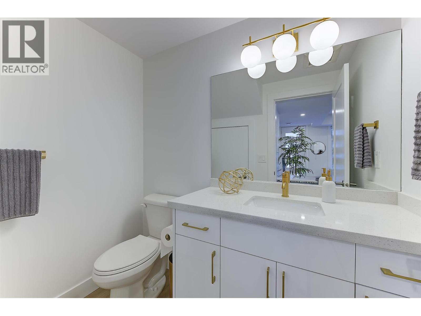 2 2274 Woodlawn Street, Kelowna