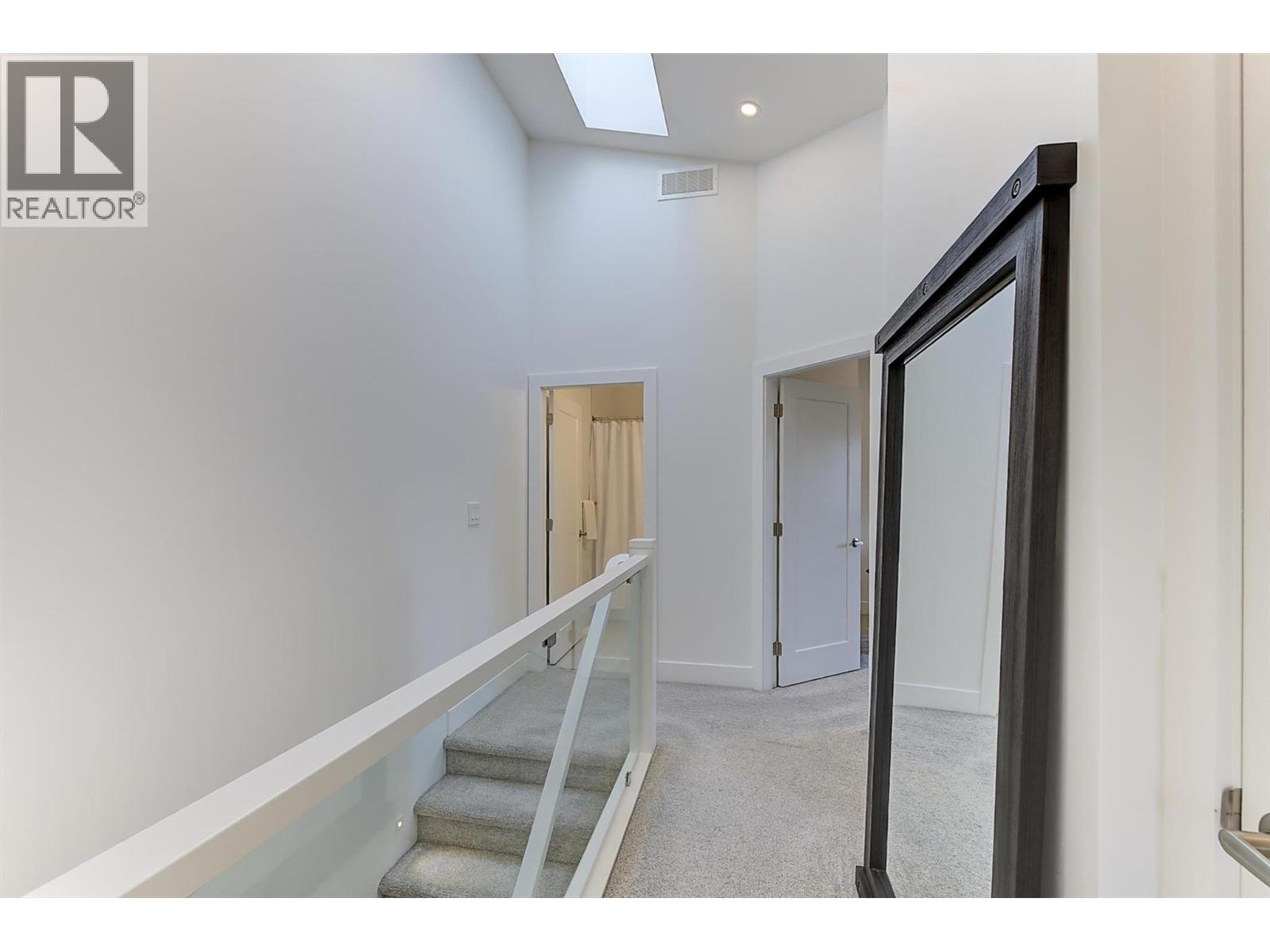 #2 2274 Woodlawn Street - 24