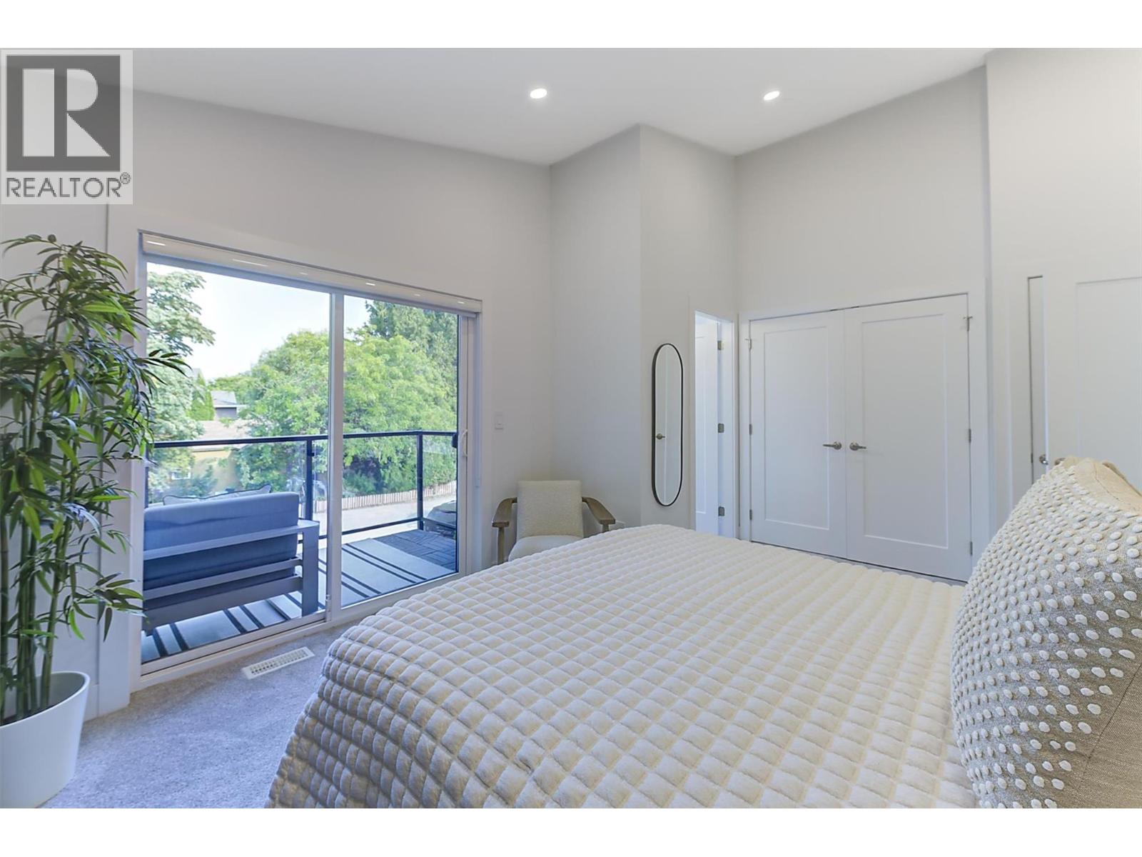 #2 2274 Woodlawn Street - 26
