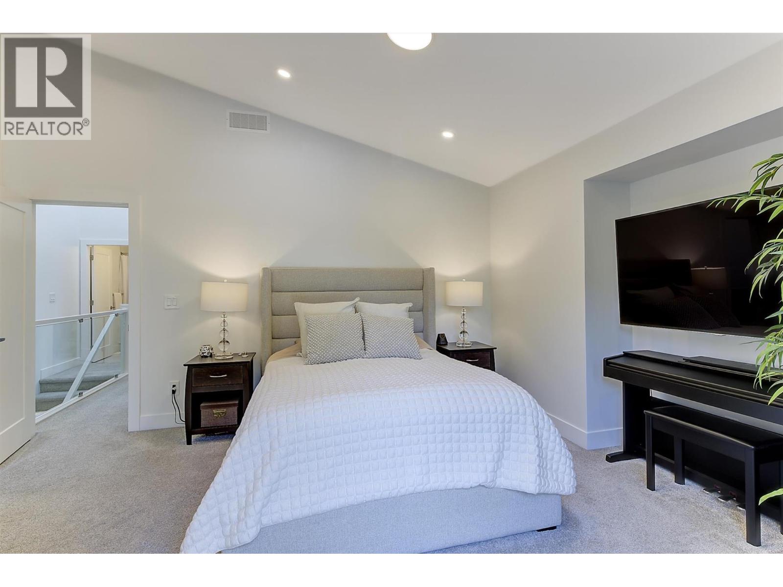 2 2274 Woodlawn Street, Kelowna