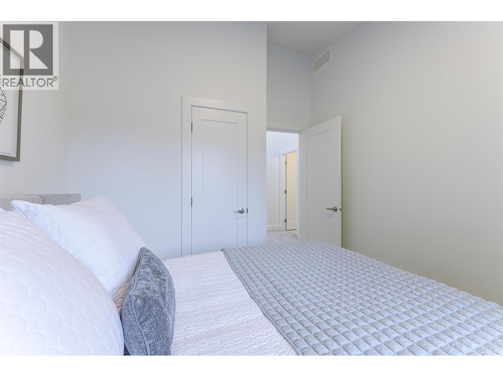 2 2274 Woodlawn Street, Kelowna
