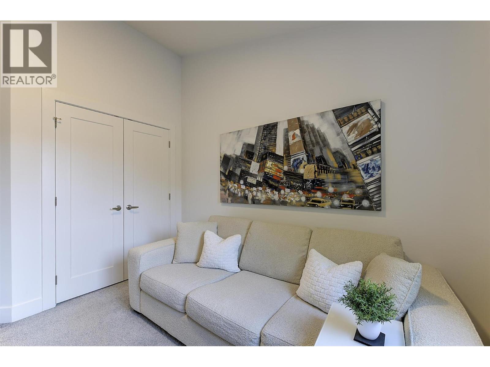 2 2274 Woodlawn Street, Kelowna