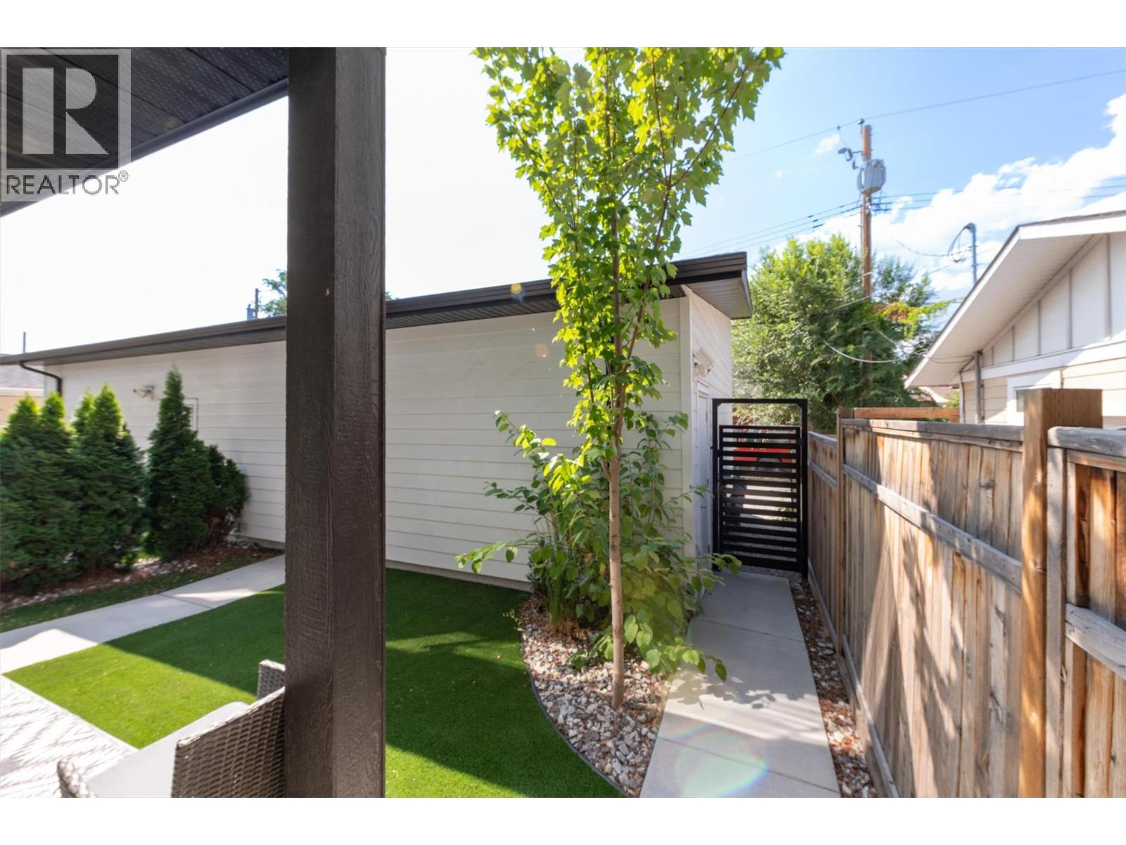 2 2274 Woodlawn Street, Kelowna