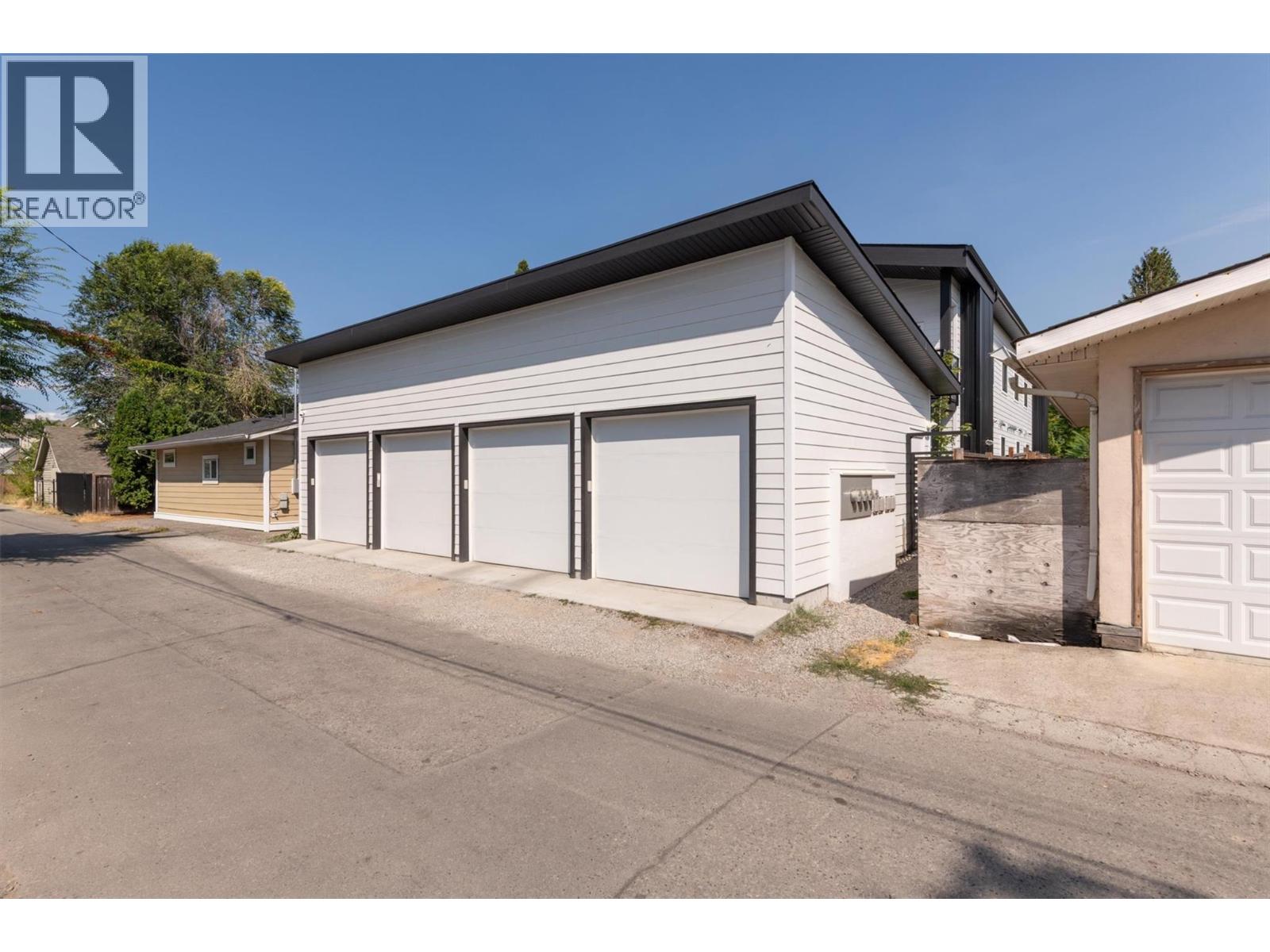 2 2274 Woodlawn Street, Kelowna