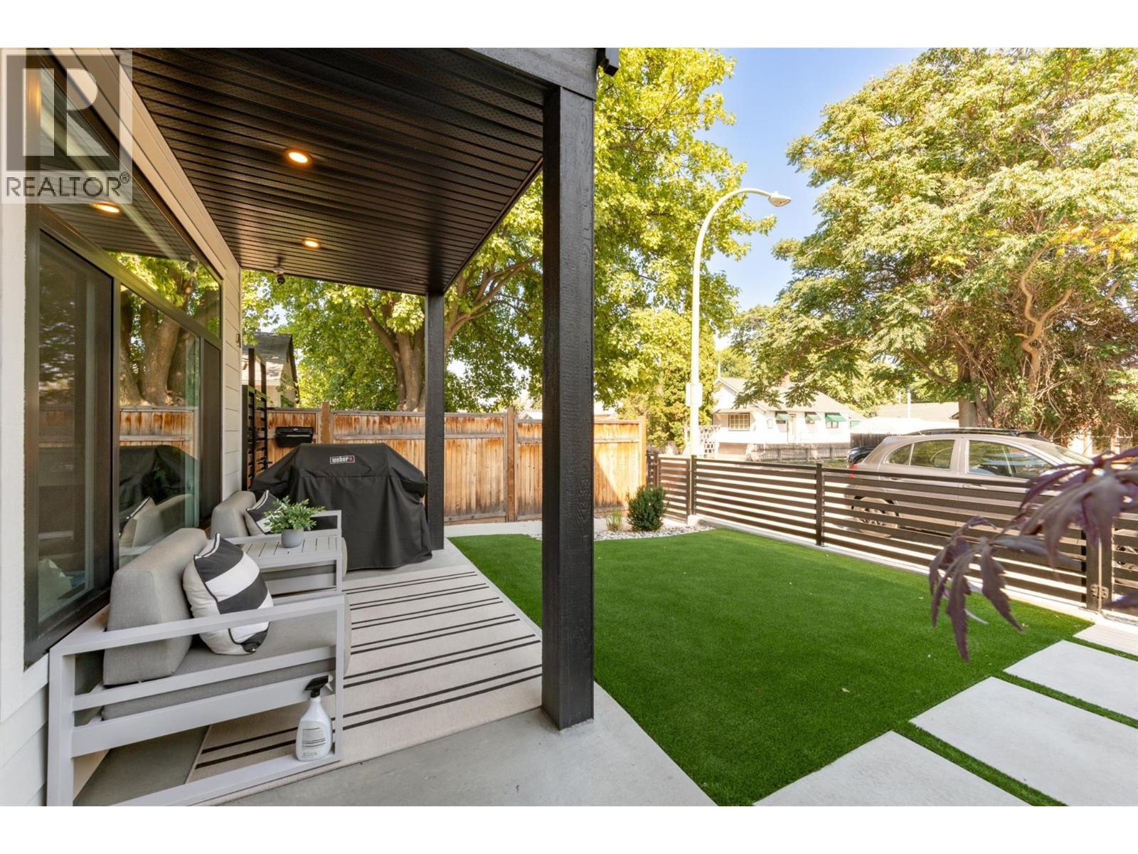 2 2274 Woodlawn Street, Kelowna