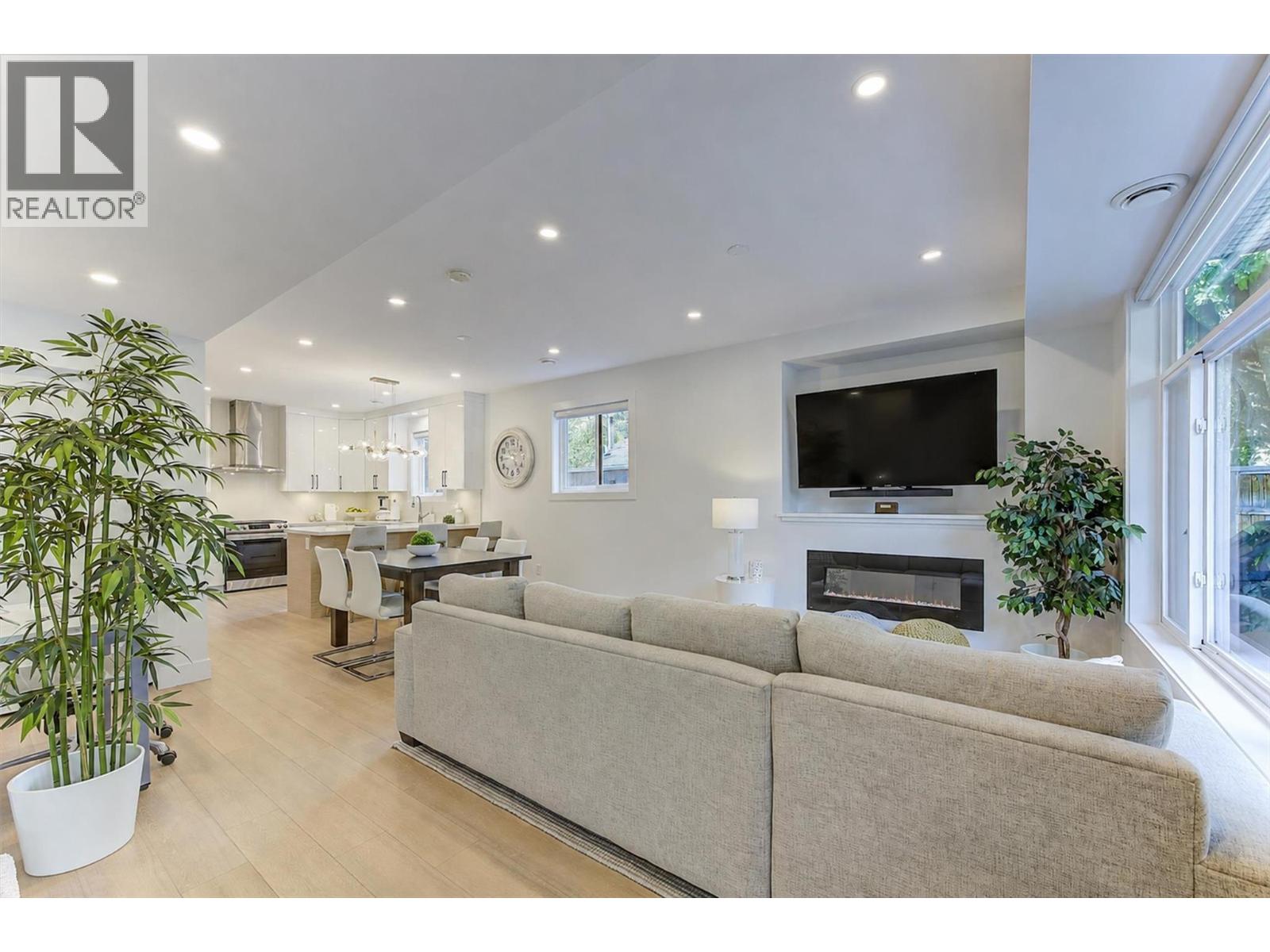 2 2274 Woodlawn Street, Kelowna