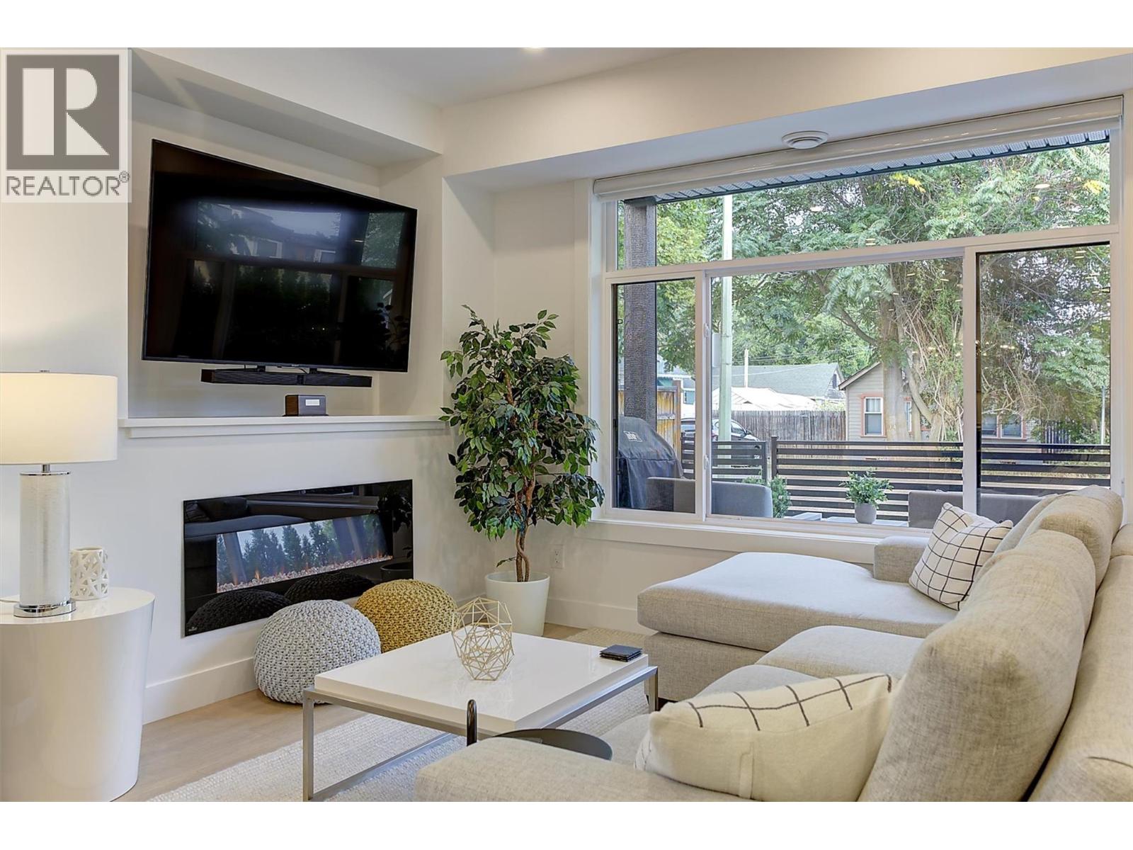 2 2274 Woodlawn Street, Kelowna