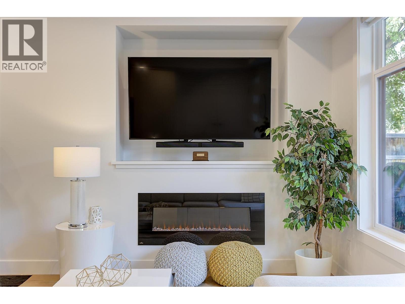 #2 2274 Woodlawn Street - 9