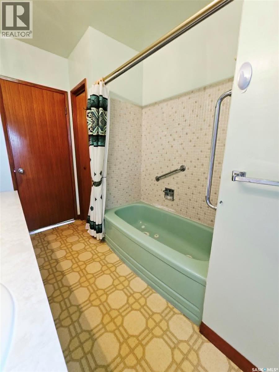 123 Riedel AVENUE W - 21