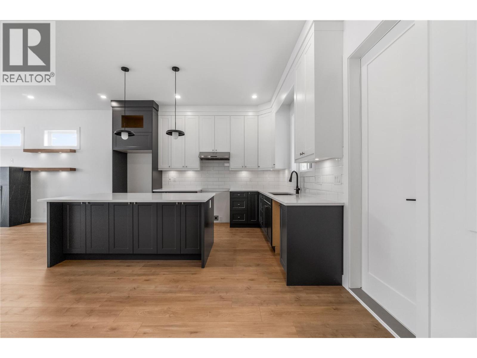 6841 42 Street NE - 16