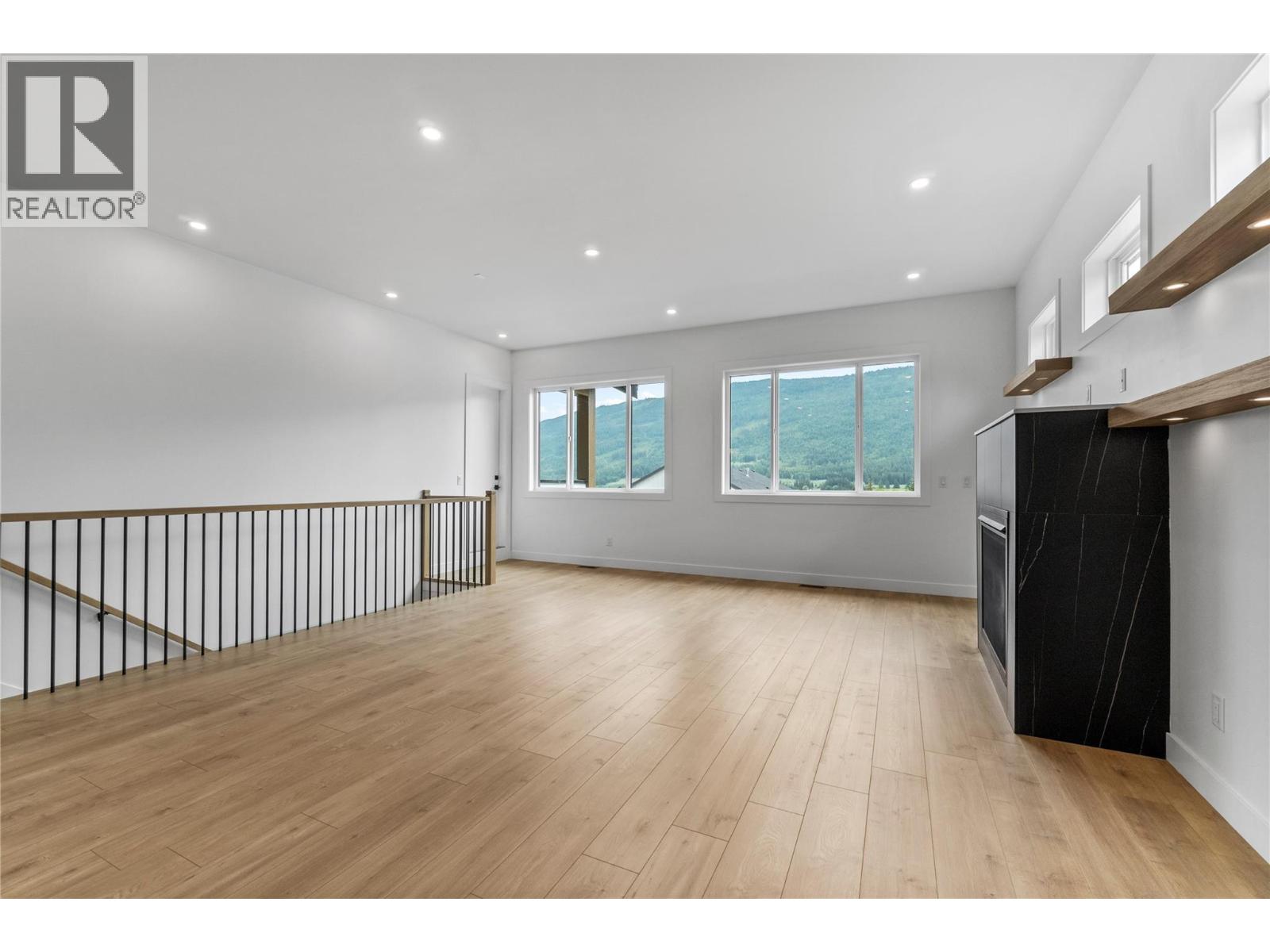 6841 42 Street NE - 9