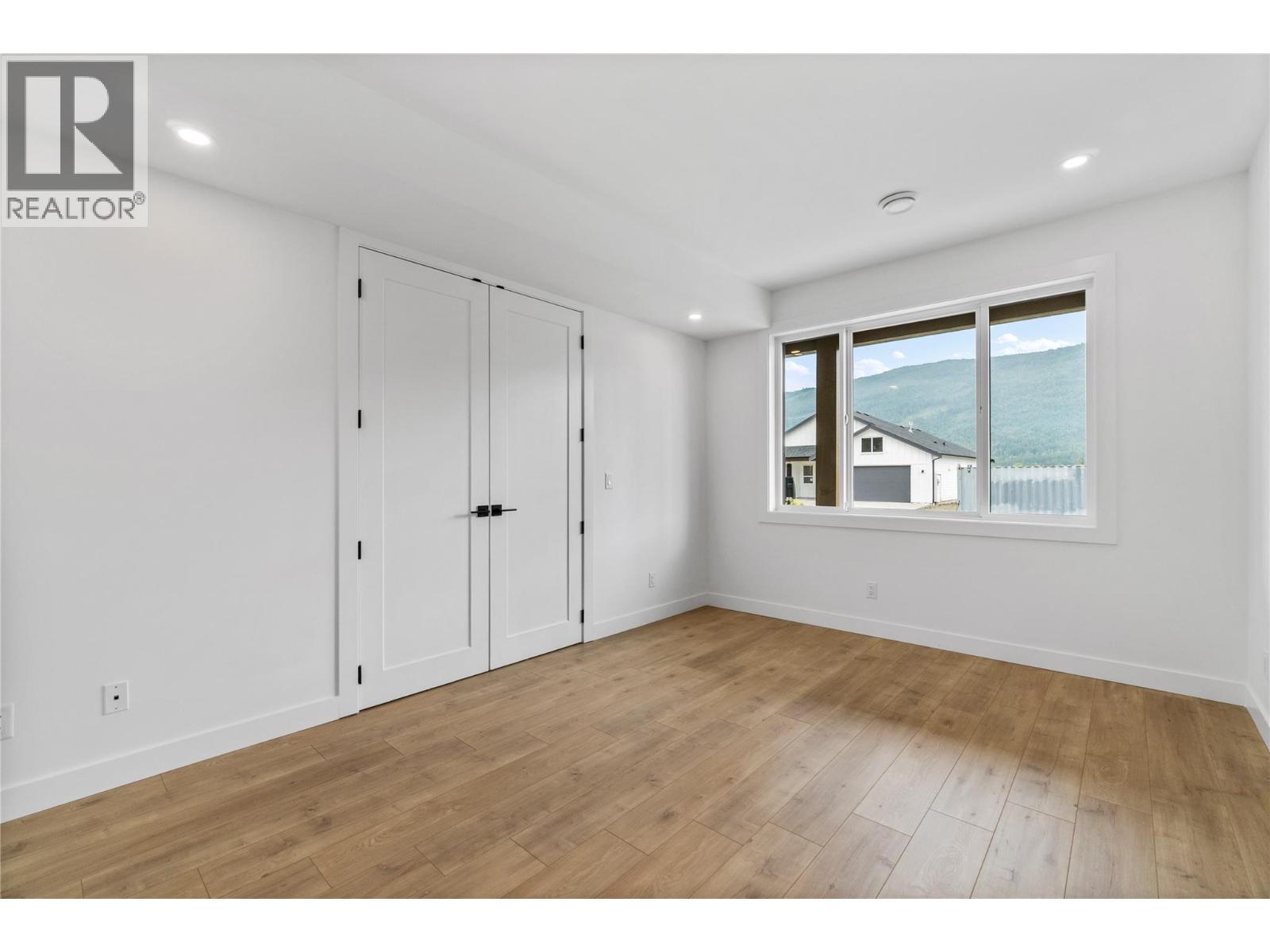 6841 42 Street NE - 39