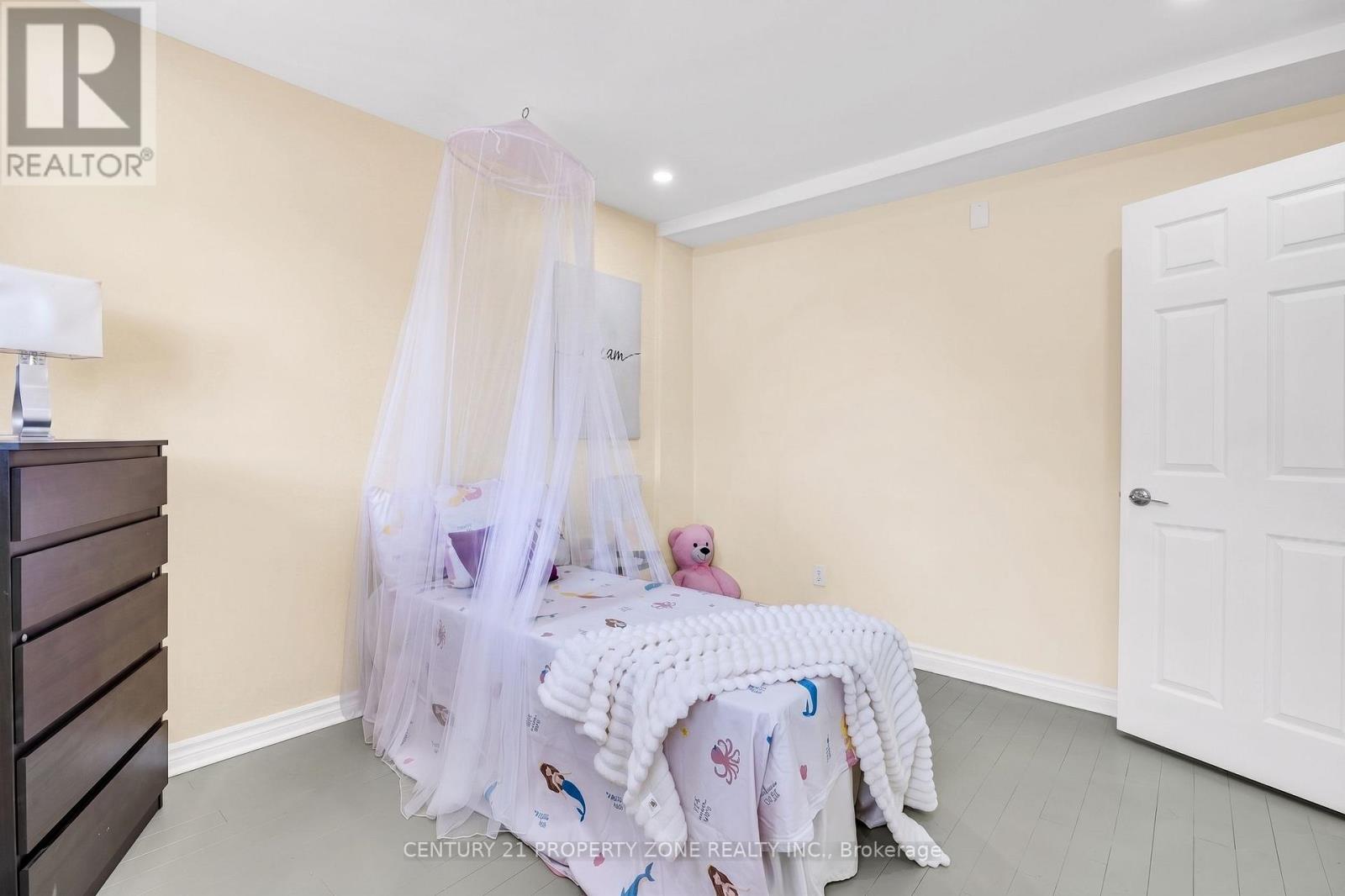 27 BASSETT BOULEVARD - Image 18