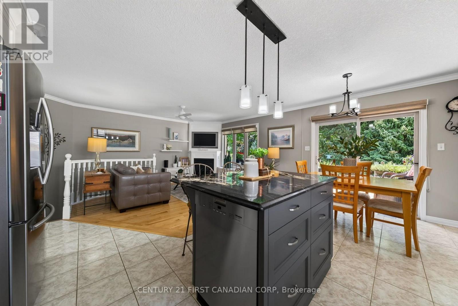 67 MOFFATT LANE - 32