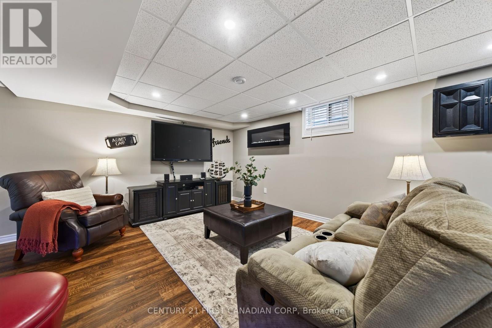 67 MOFFATT LANE - 35