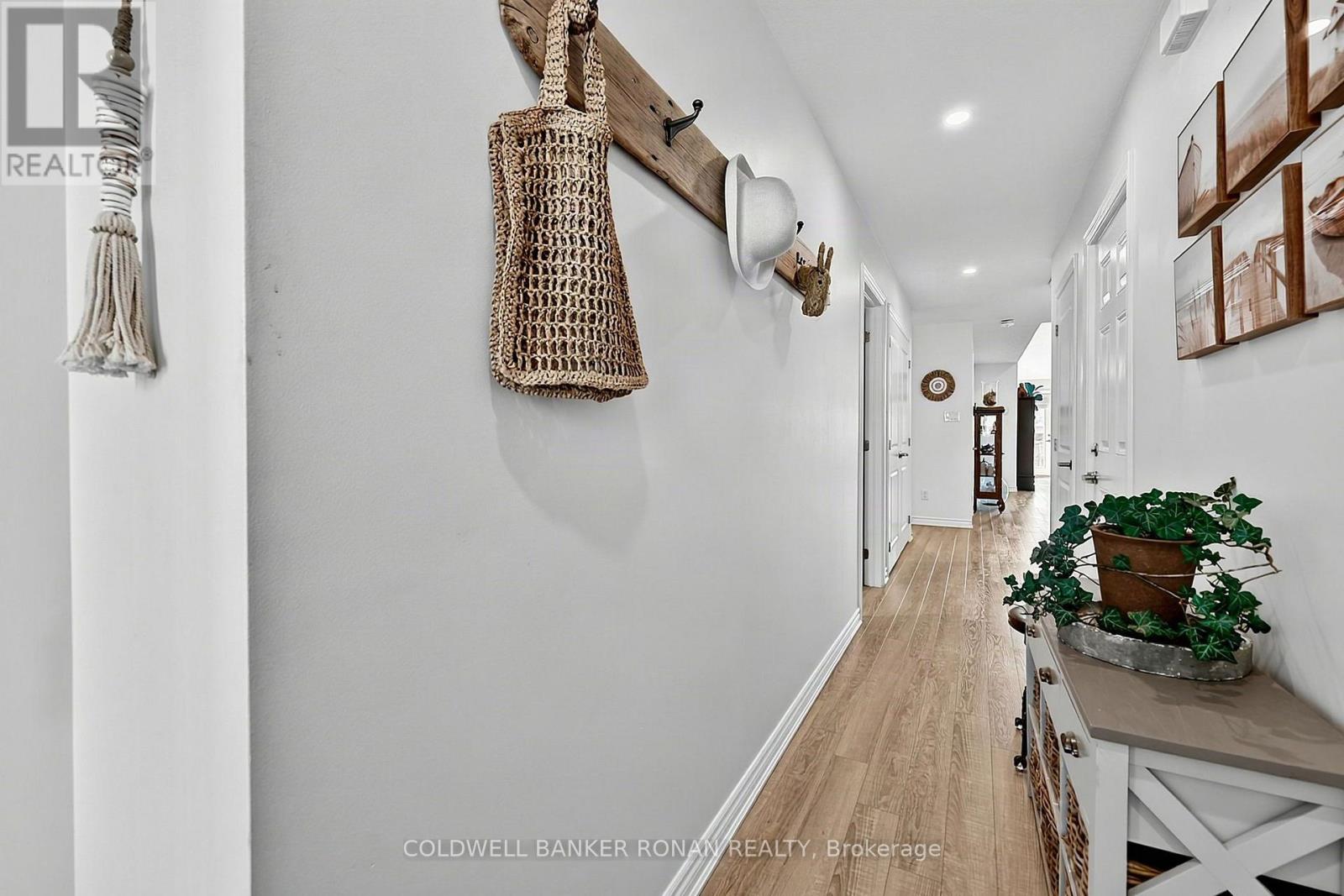 82 IVY CRESCENT - 4