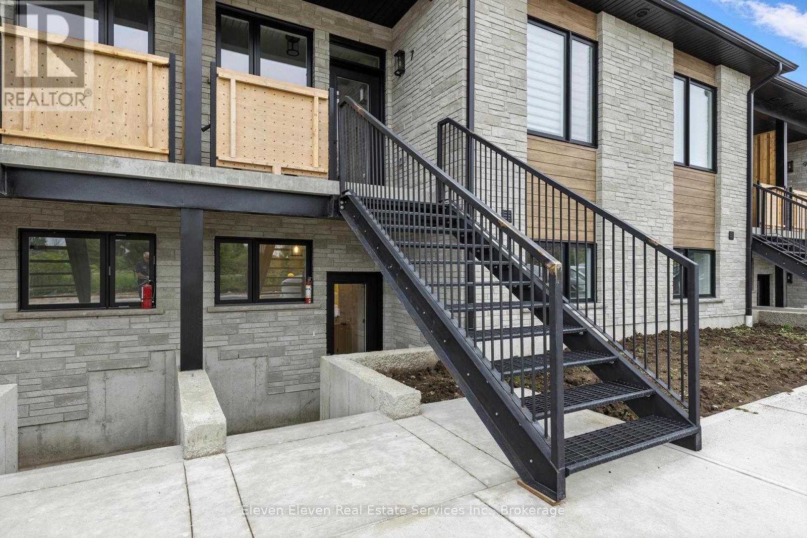 #12 440 WELLINGTON STREET E - 13
