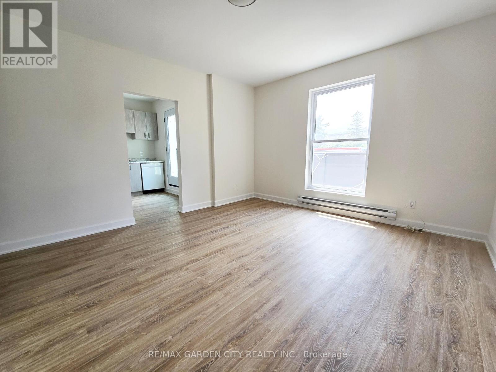 #2 63 Main Street East, Grimsby (Grimsby East), Ontario, L3M1M7, Grimsby (Grimsby East), Ontario — photo 2 of 5