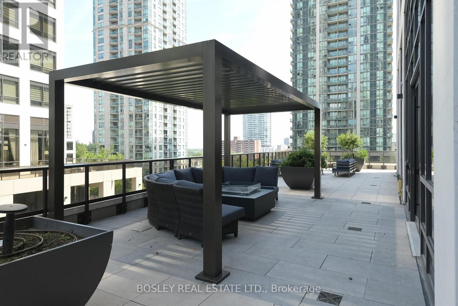 #704 36 ELM DRIVE W - 33