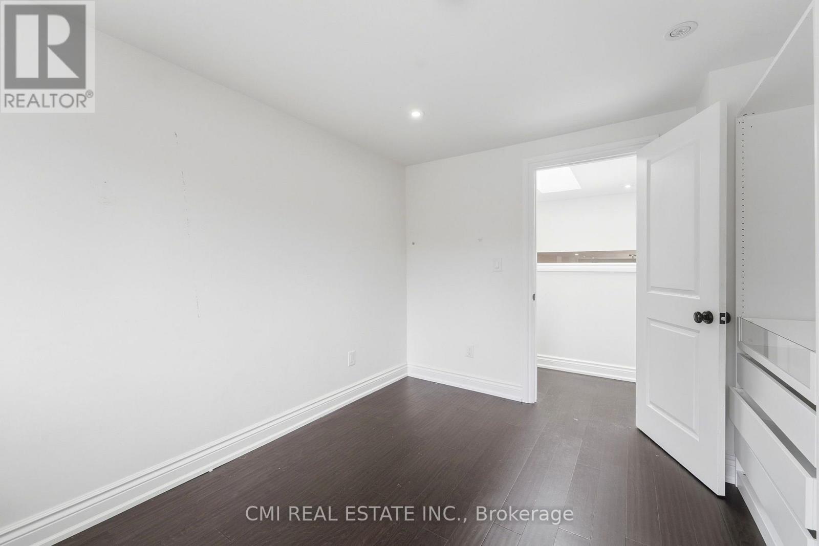 677 LOMOND CRESCENT - 21