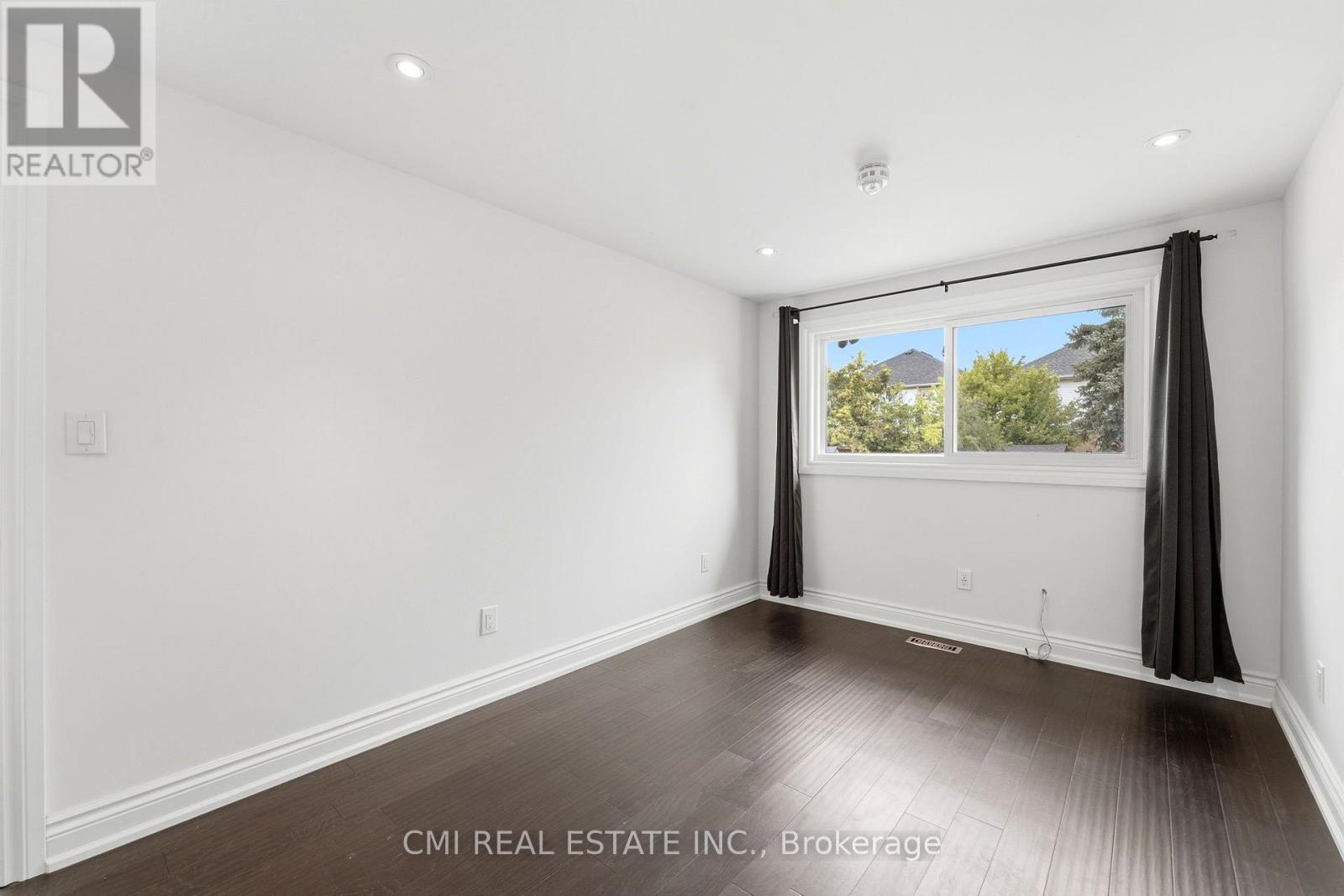 677 LOMOND CRESCENT - 24