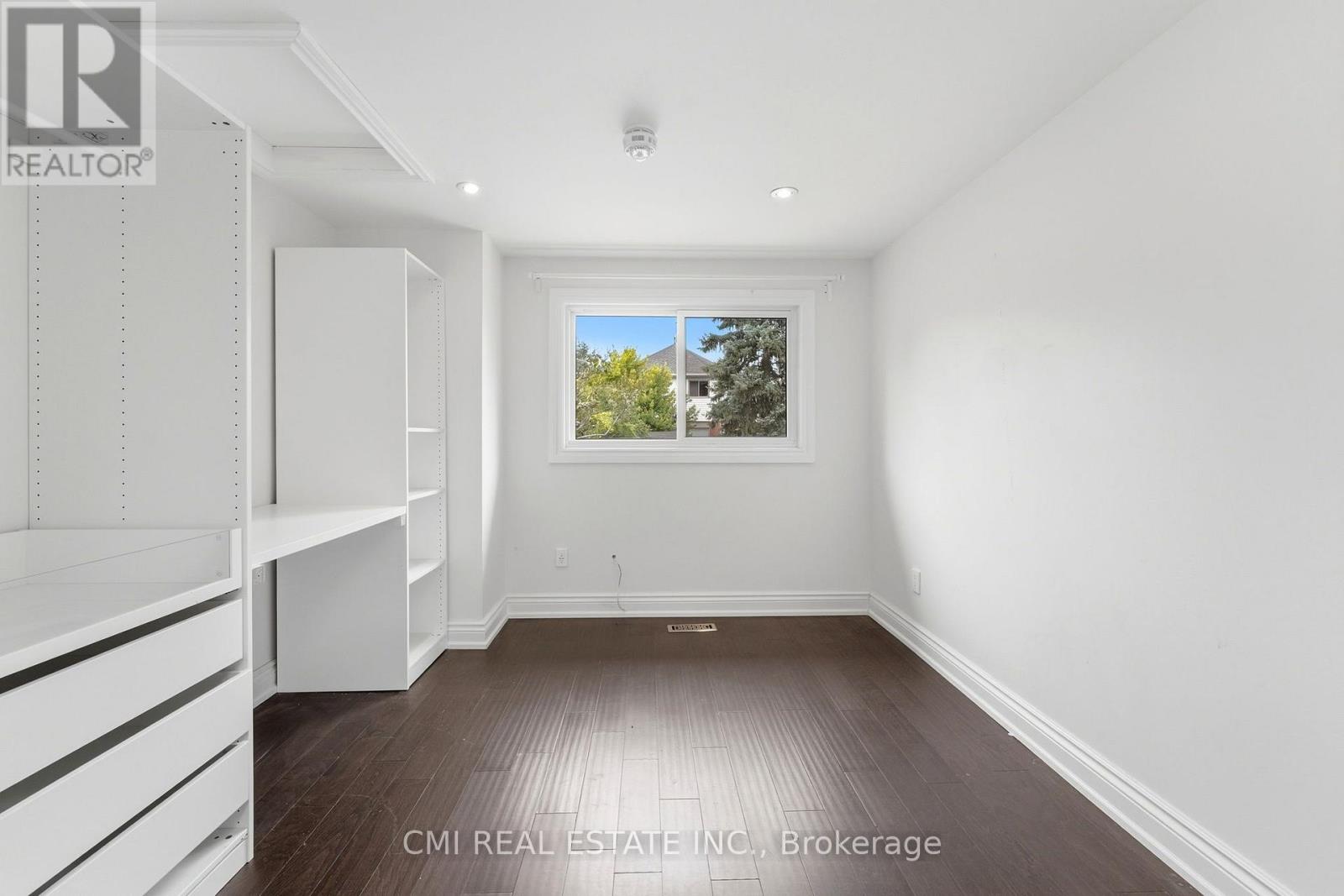 677 LOMOND CRESCENT - 26