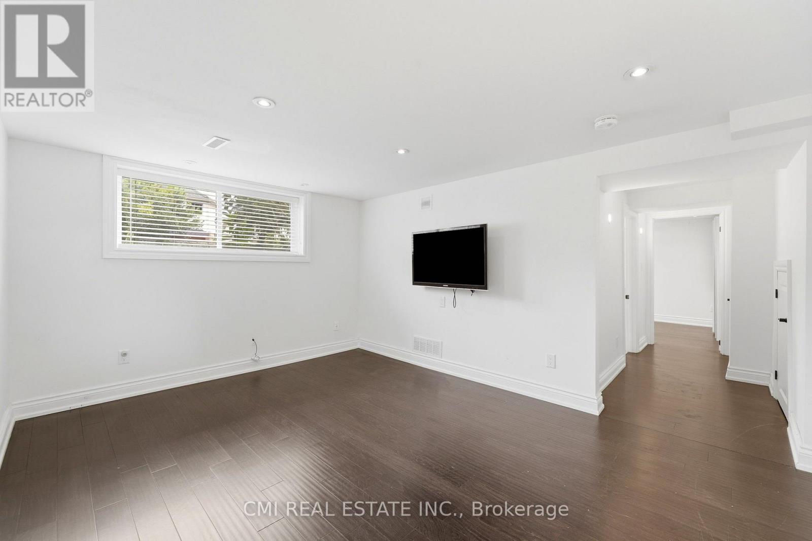 677 LOMOND CRESCENT - 32