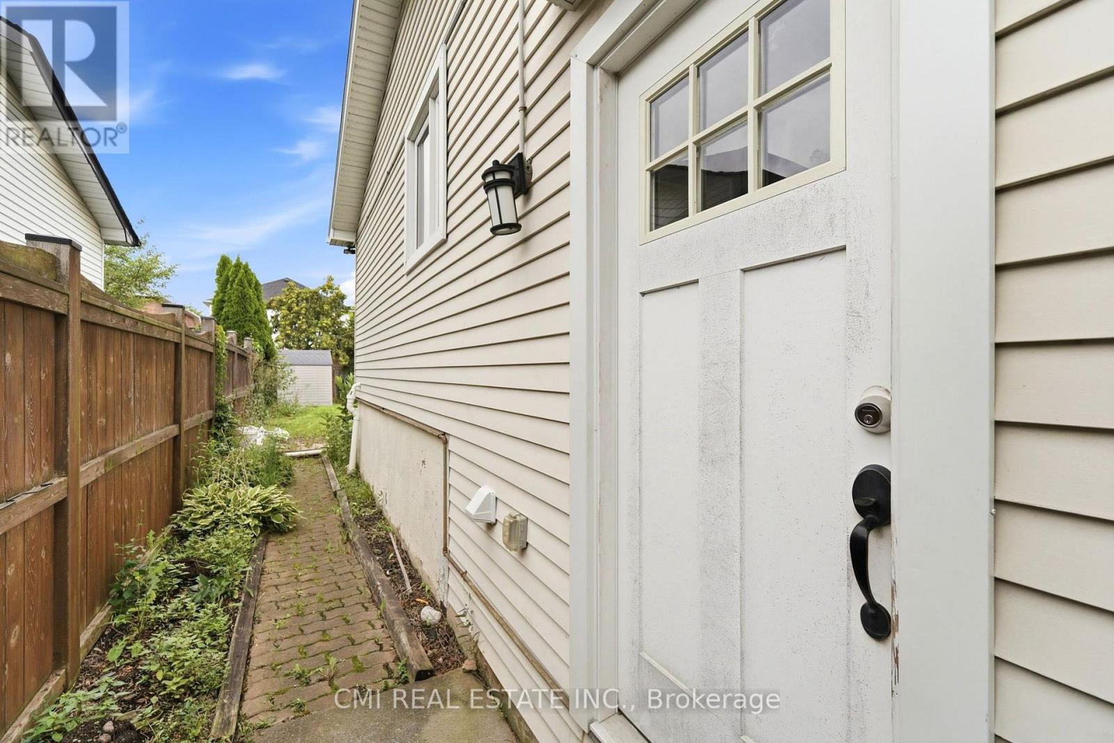 677 LOMOND CRESCENT - 38