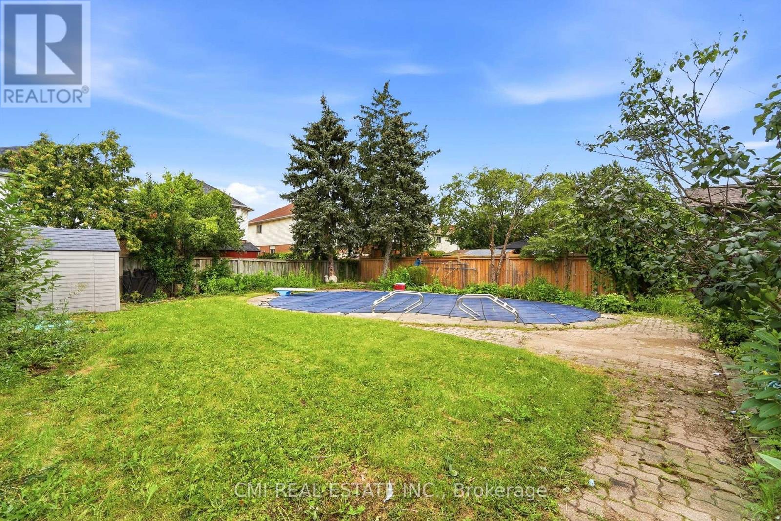 677 LOMOND CRESCENT - 39