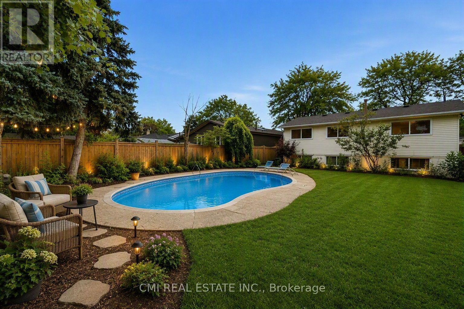 677 LOMOND CRESCENT - 44