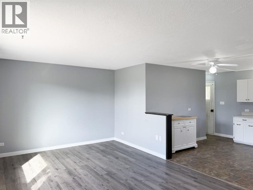4912 49 Avenue - 9