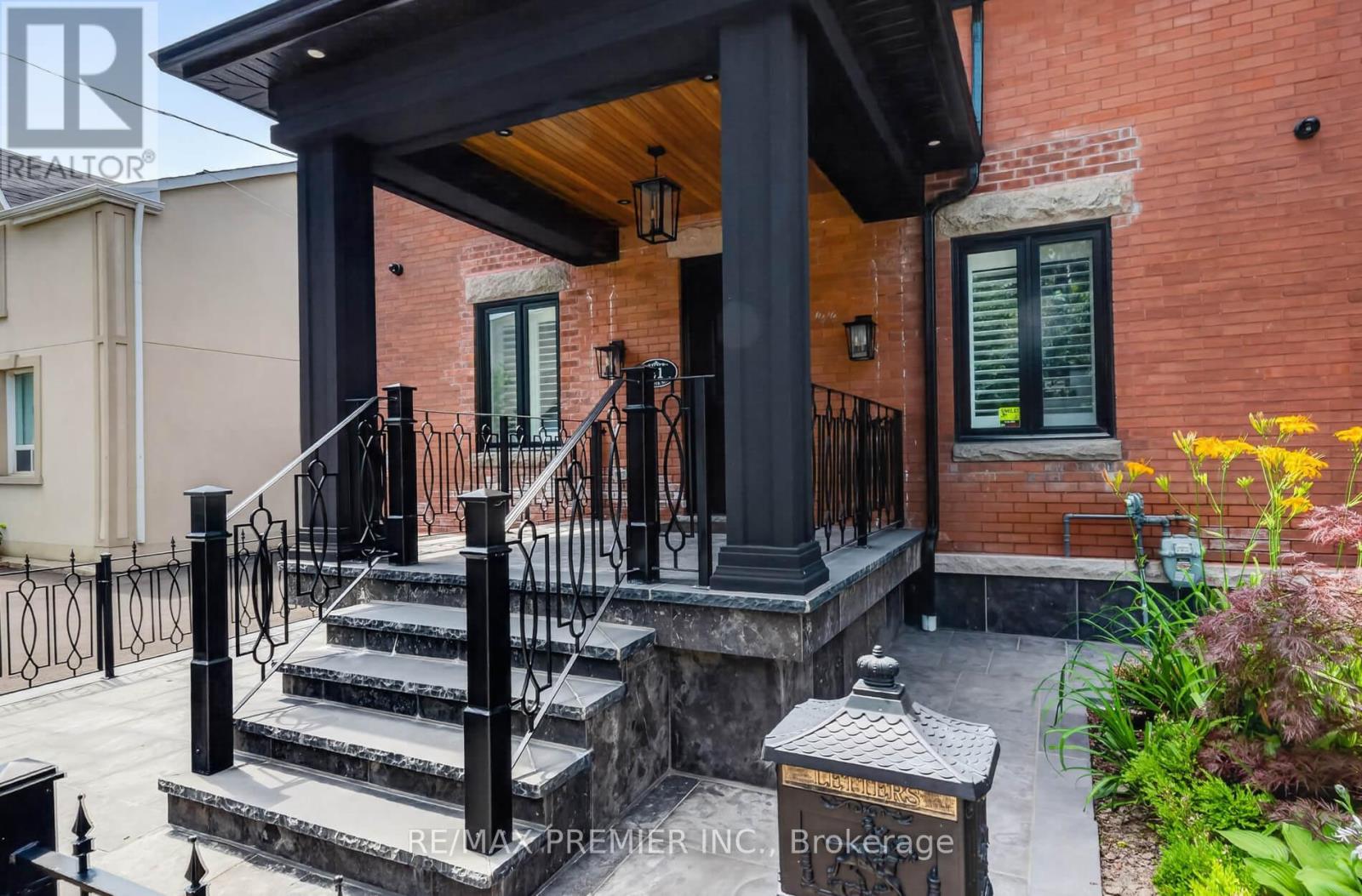 21 ELIZABETH STREET N - 3