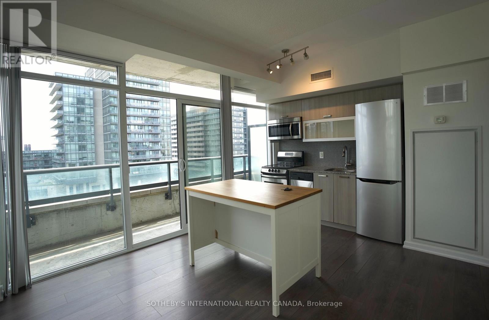 #815 36 LISGAR STREET - 6
