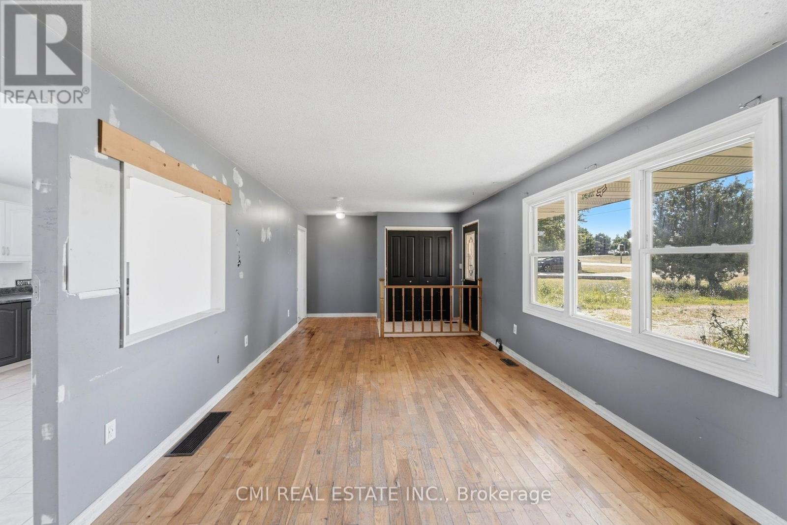 50 ERIE STREET N - Image 12