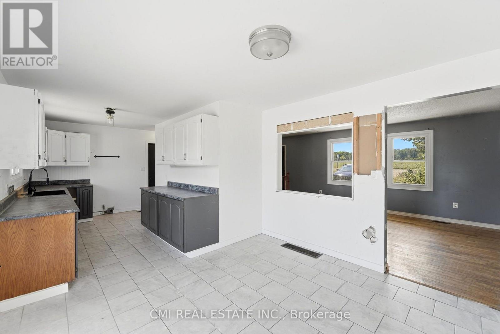 50 ERIE STREET N - Image 14