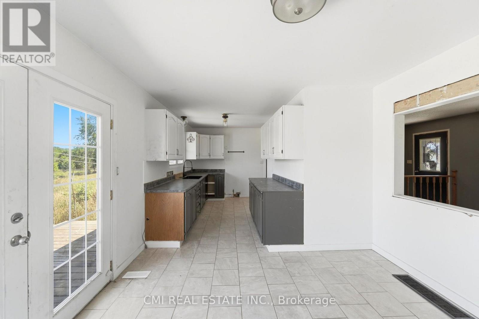 50 ERIE STREET N - Image 15