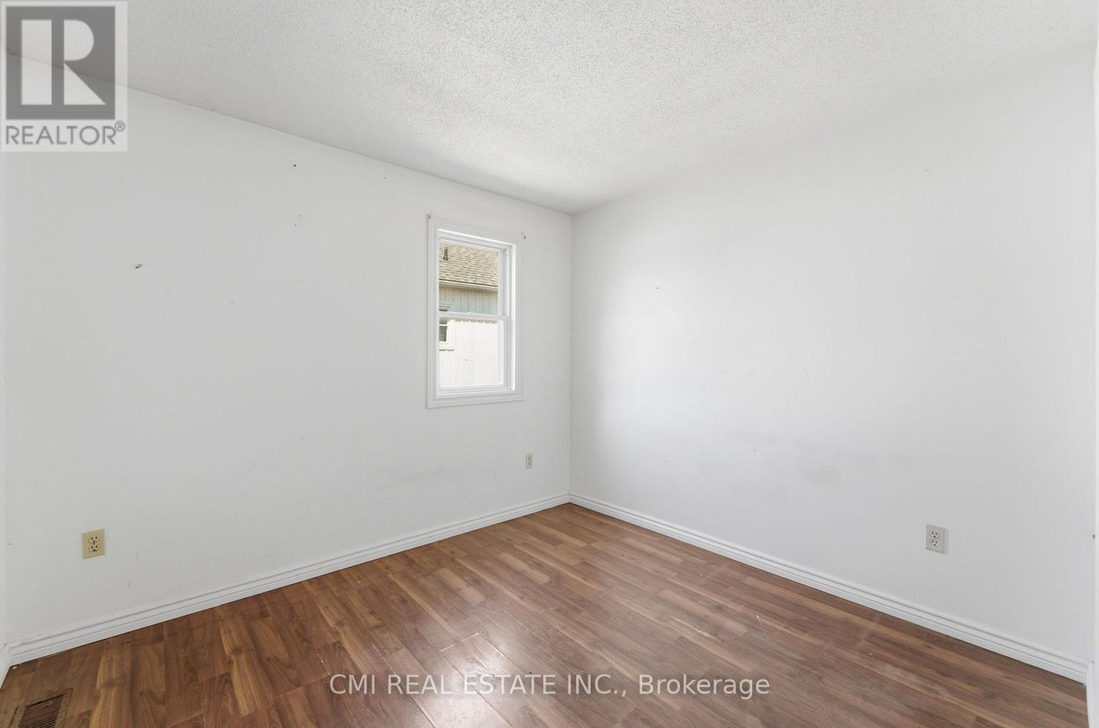 50 ERIE STREET N - Image 19