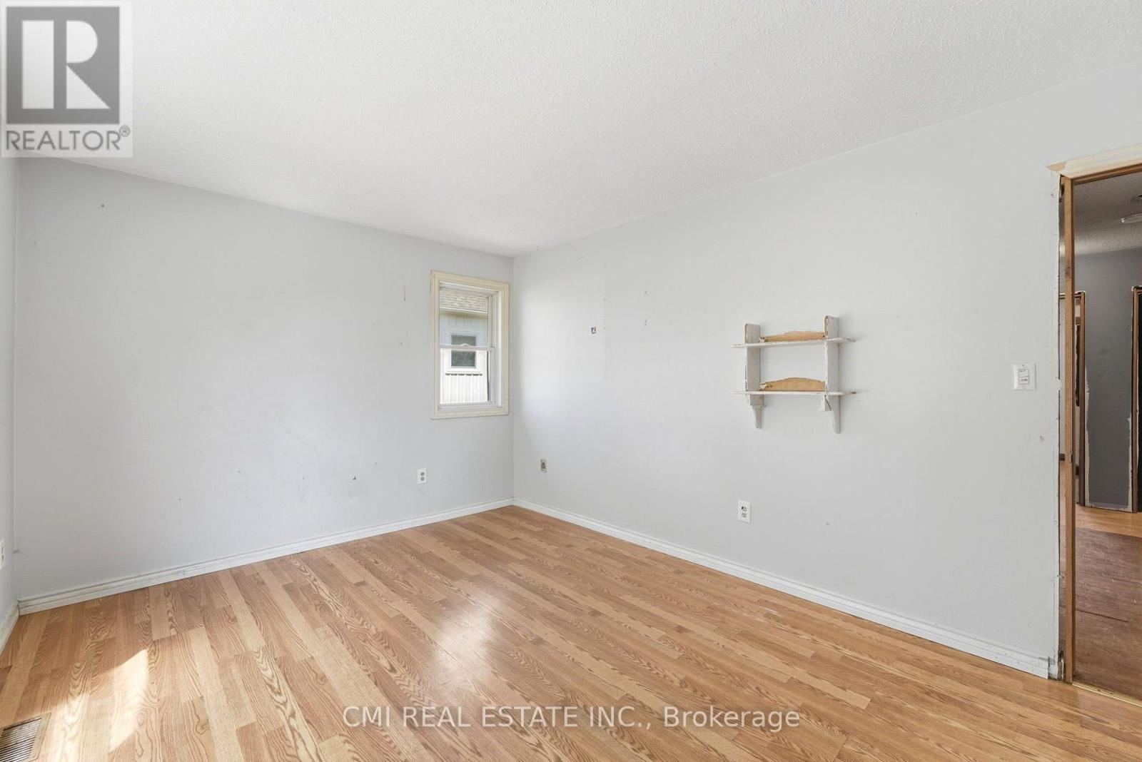 50 ERIE STREET N - Image 23