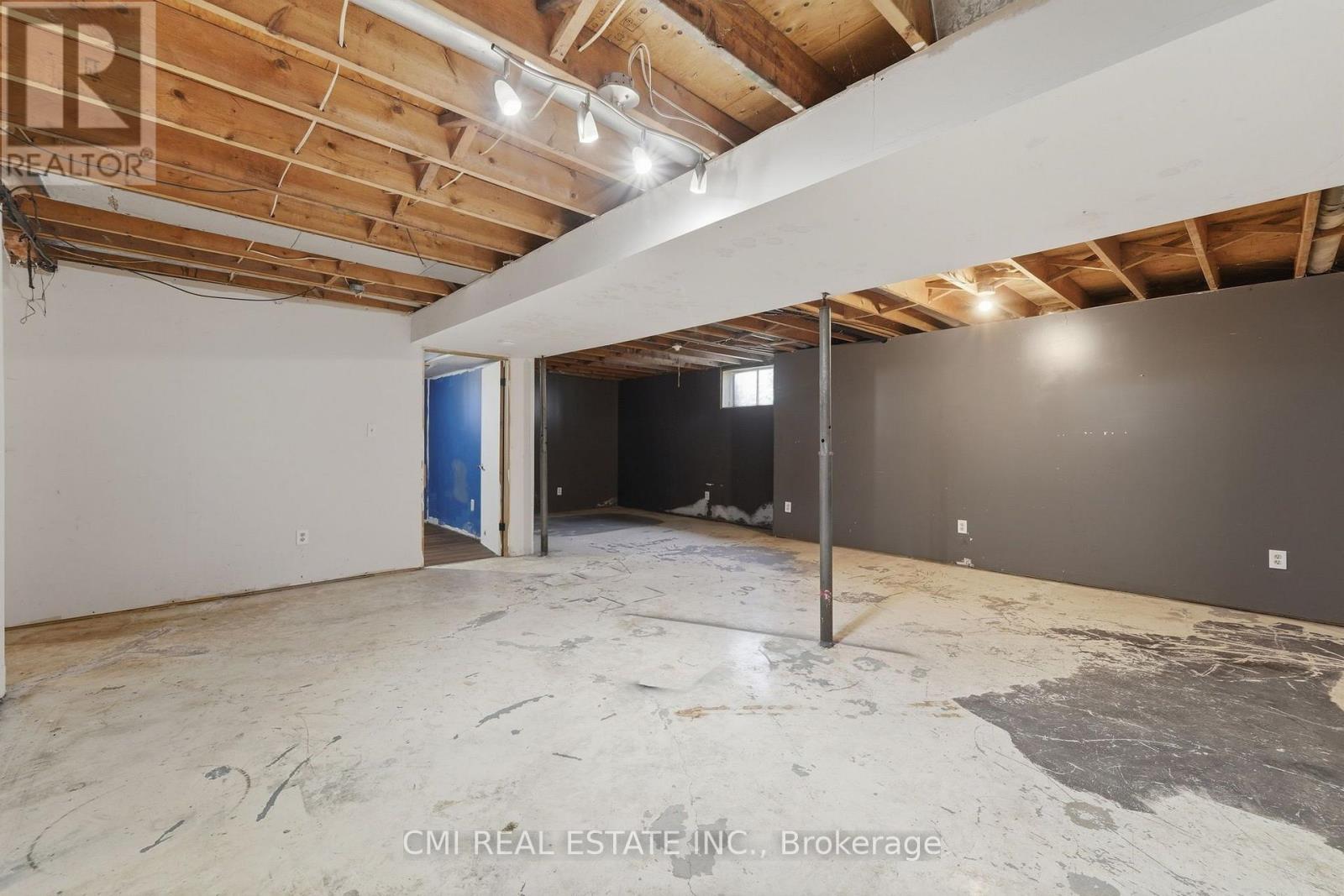 50 ERIE STREET N - 34