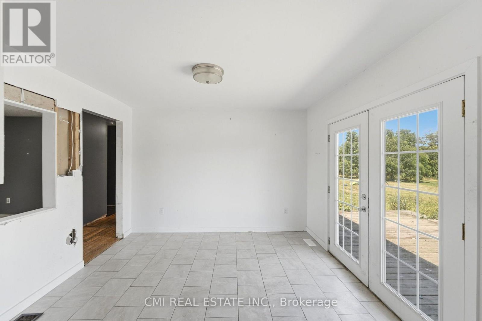 50 ERIE STREET N - Image 7