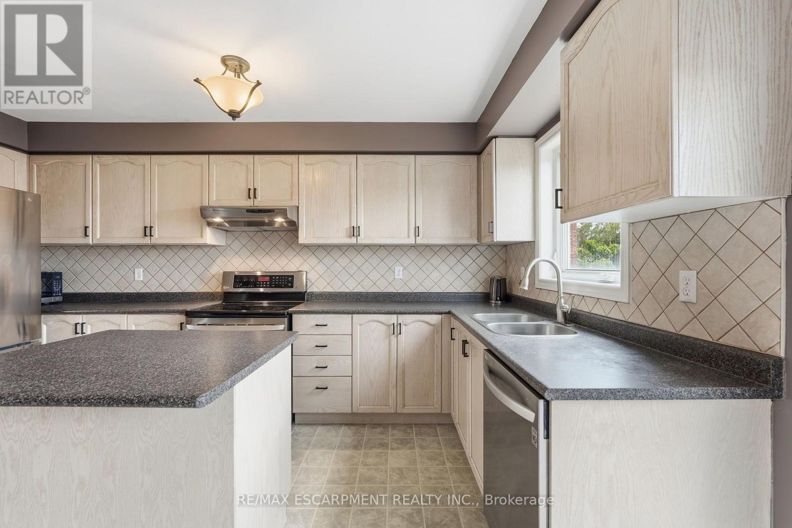 8 SLATER COURT - 9