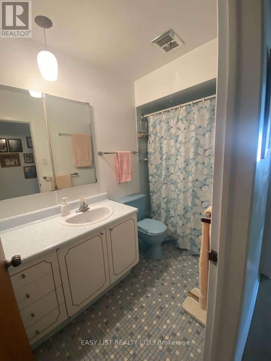 2154 DUTTON CRESCENT - 33