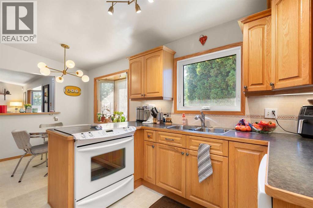 1171 Bassett Crescent NW - 17