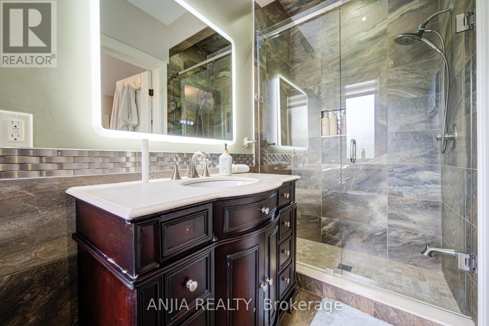452 FERNLEIGH CIRCLE S - 25