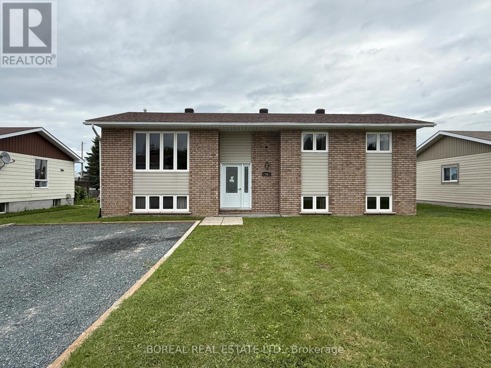 30 EIGHTEENTH AVENUE, Cochrane, Cochrane photo 1